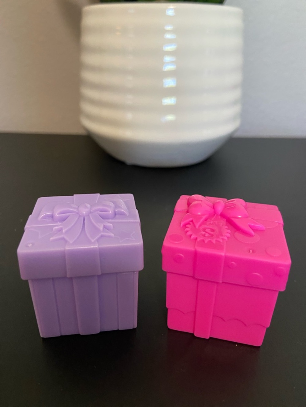 Shopkins Playset Lot: Pink & Purple Presents, Pink Shopping Bags & 16 Shopkins - Picture 9 of 16